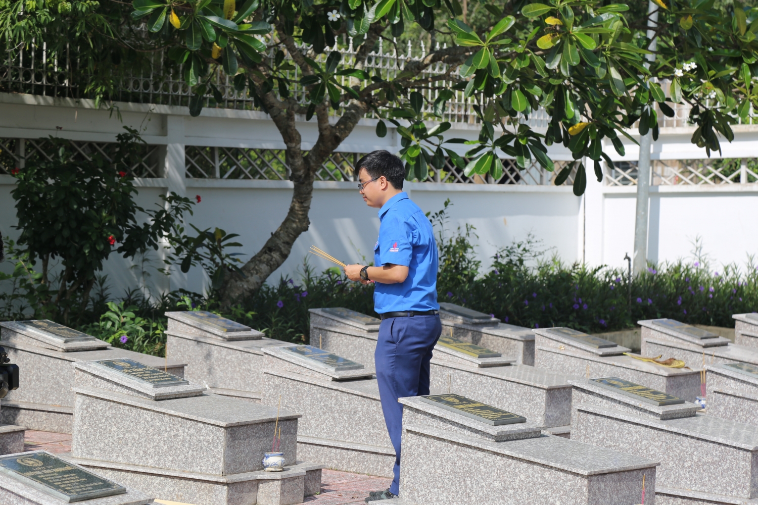 Đoàn đã thành kính dâng hoa, dâng hương và viếng thăm phần mộ của các anh hùng liệt sĩ, 