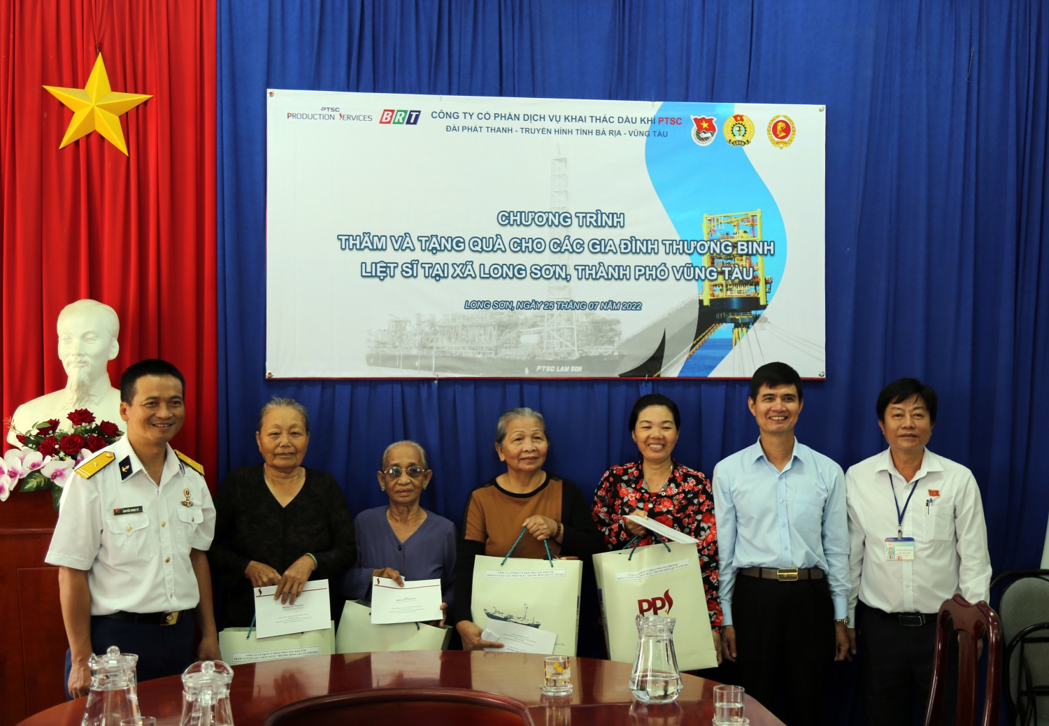 thăm hỏi, tặng quà 10 gia đình thương, bệnh binh và người có công ngụ tại địa bàn