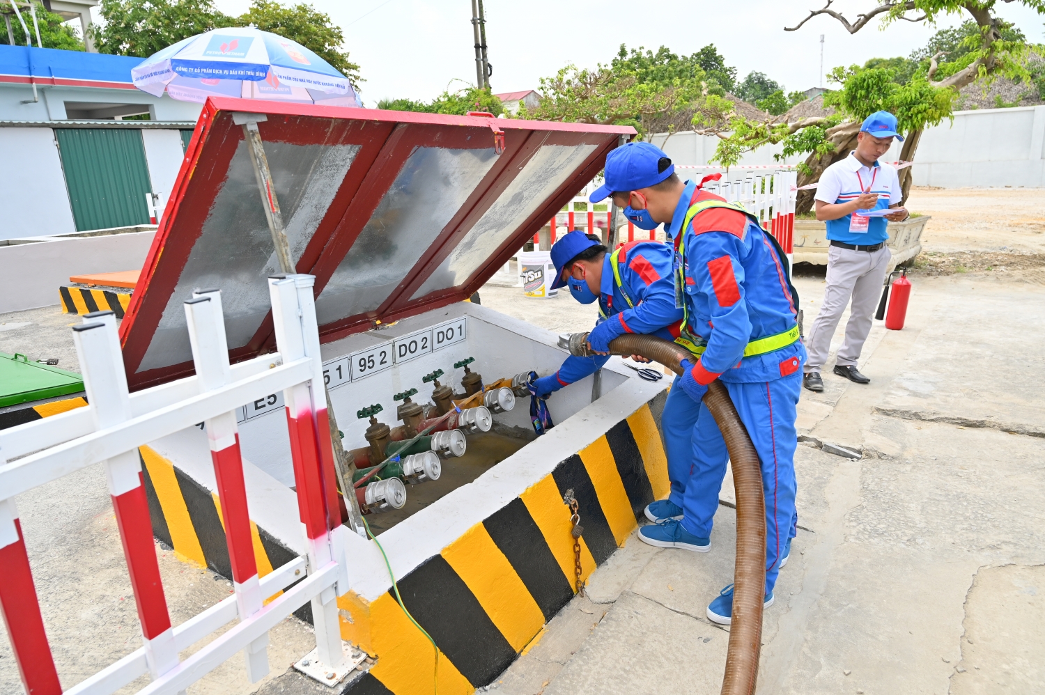 Thi thực hành nhập hàng từ xe bồn
