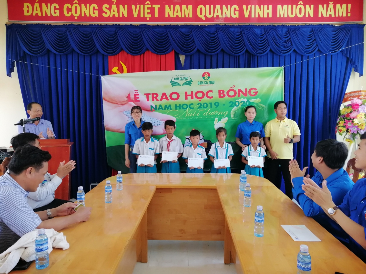 tiep suc den truong trao hoc bong dam ca mau hat ngoc mua vang nam hoc 2019 2020