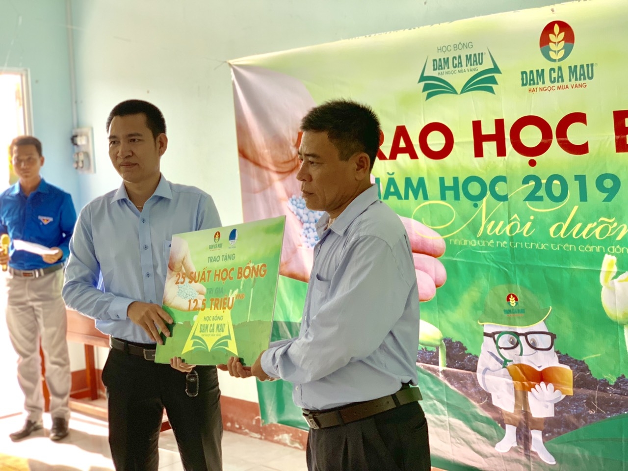 tiep suc den truong trao hoc bong dam ca mau hat ngoc mua vang nam hoc 2019 2020