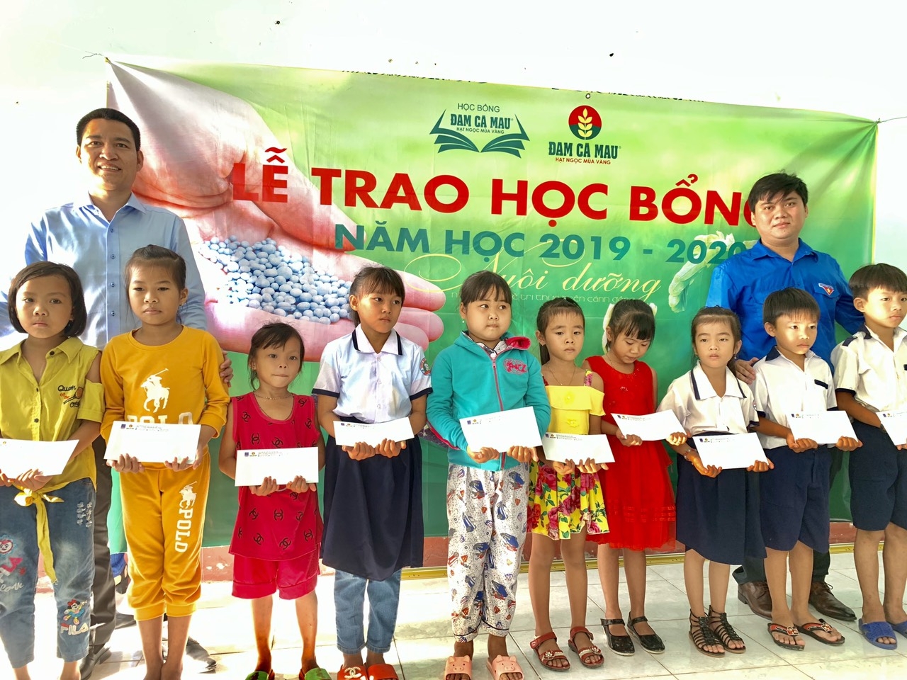 tiep suc den truong trao hoc bong dam ca mau hat ngoc mua vang nam hoc 2019 2020