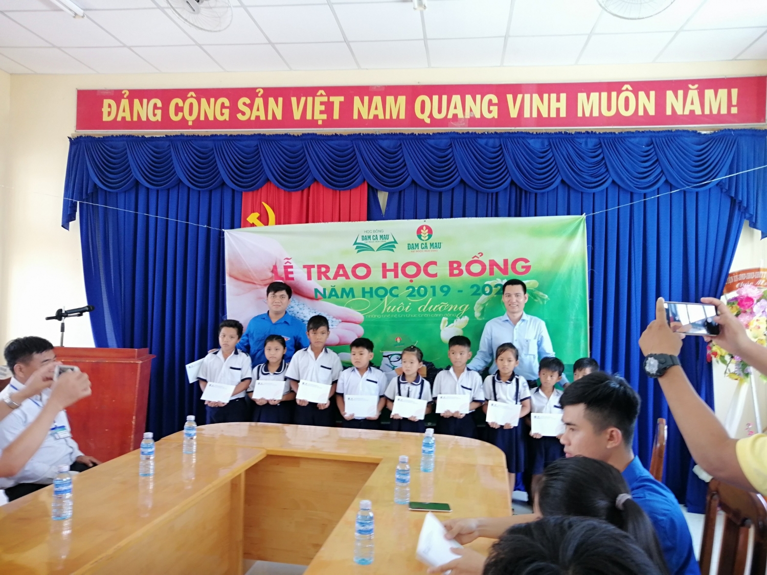 tiep suc den truong trao hoc bong dam ca mau hat ngoc mua vang nam hoc 2019 2020