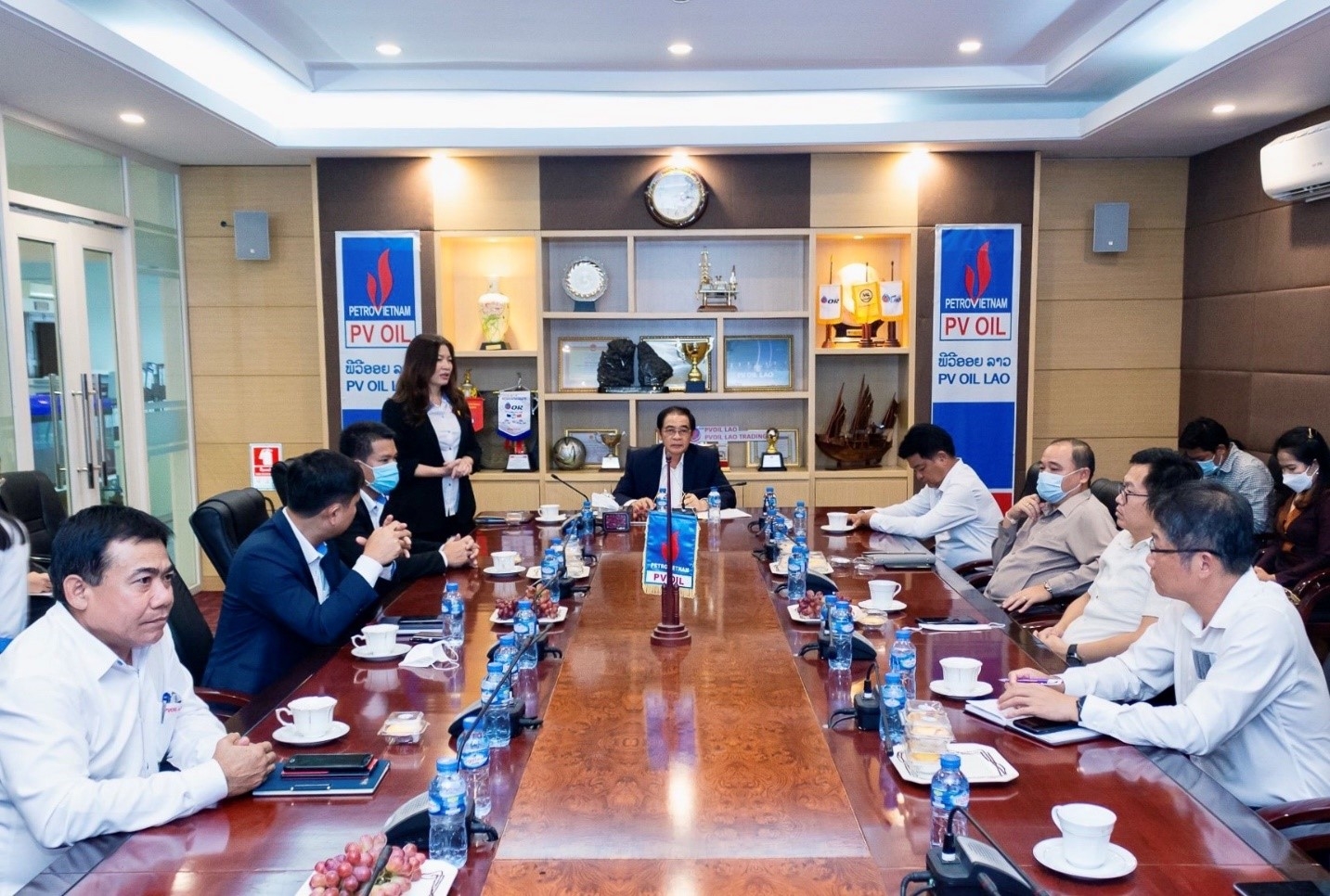 Bà Lê Thanh Thủy - Giám đốc PVOIL Lào phát biểu báo cáo Bộ trưởng và Đoàn công tác.