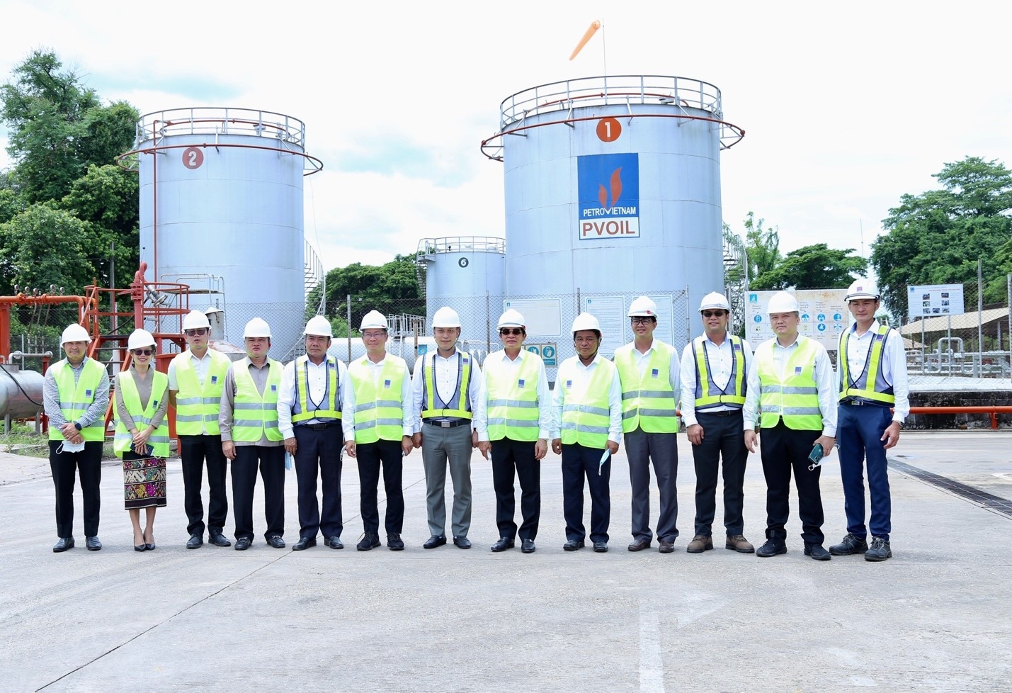 Bộ trưởng Bộ Công thương Lào và đoàn công tác thăm kho Thanaleng – PVOIL Lào