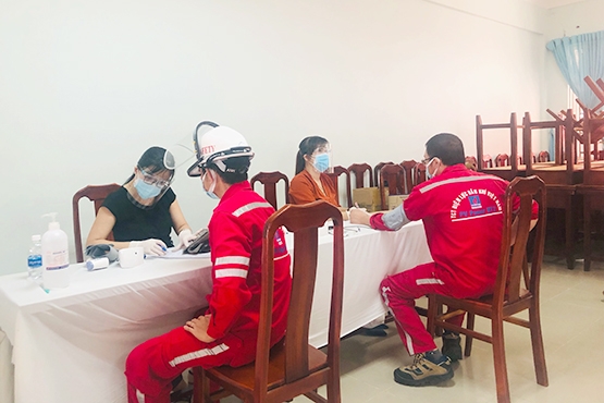 Người lao động NT2 được khám sàng lọc trước khi tiêm vắc-xin Covid-19