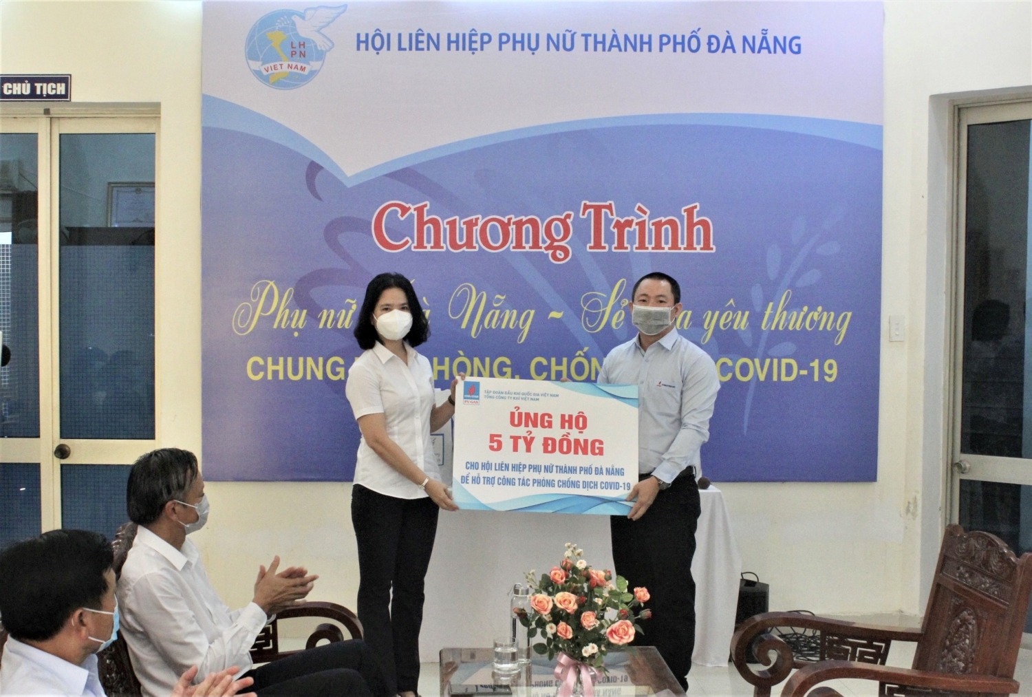 Đại diện PV GAS tại miền Trung trao gói hỗ trợ 5 tỷ đồng cho Chương trình “Phụ nữ Đà Nẵng - Sẻ chia yêu thương, chung tay phòng chống dịch Covid-19”