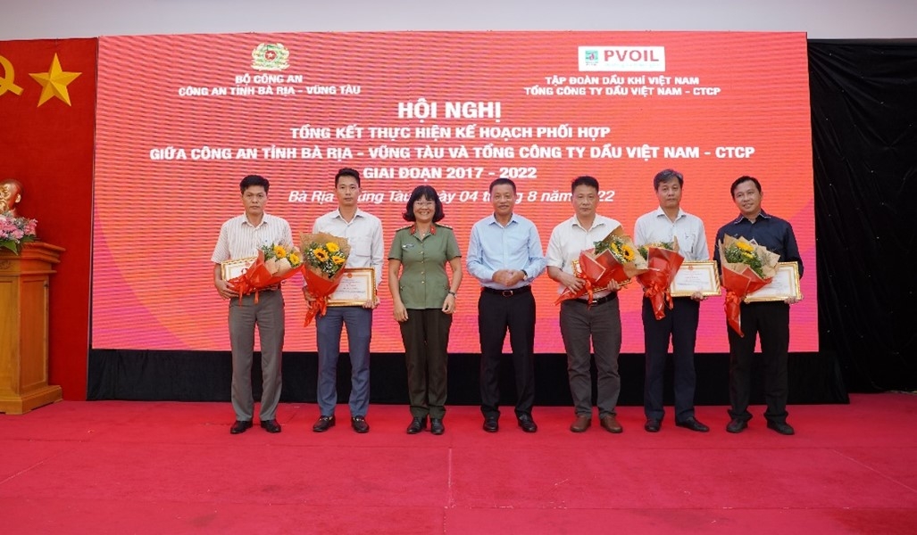 Đại tá Trần Thị Kim Phụng - Phó Giám đốc Công an tỉnh Bà Rịa - Vũng Tàu và ông Đoàn Văn Nhuộm - Tổng Giám đốc PVOIL trao khen thưởng cho các tập thể và cá nhân