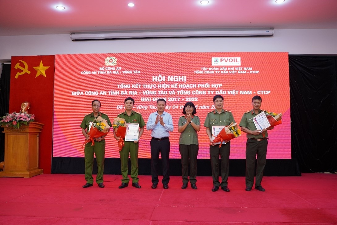 Đại tá Trần Thị Kim Phụng - Phó Giám đốc Công an tỉnh Bà Rịa - Vũng Tàu và ông Đoàn Văn Nhuộm - Tổng Giám đốc PVOIL trao khen thưởng cho các tập thể và cá nhân