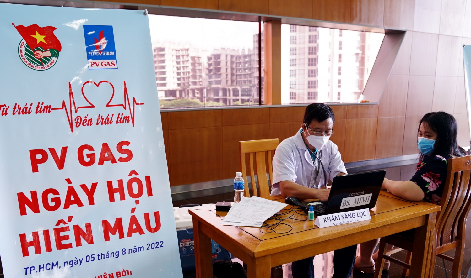 Lực lượng lao động nhiều lứa tuổi nhiệt tình viết đơn tình nguyện hiến máu