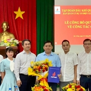 Trao quyết định Kế toán trưởng Ban Quản lý Dự án Điện lực Dầu khí Long Phú 1