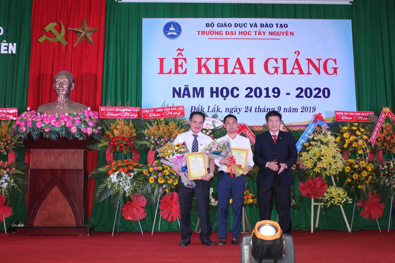 dam ca mau trao hoc bong cho sinh vien dai hoc tay nguyen