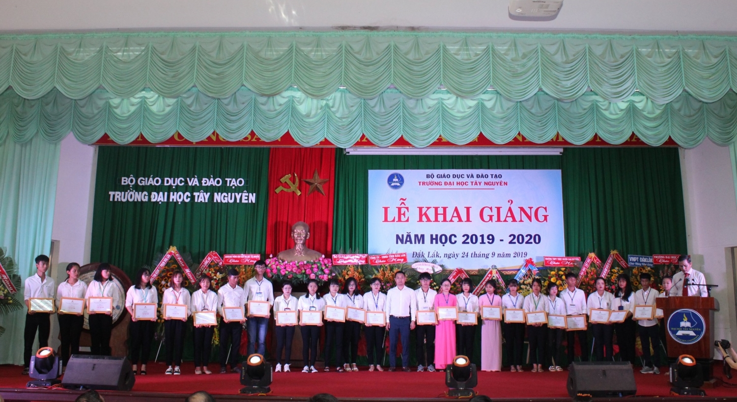 dam ca mau trao hoc bong cho sinh vien dai hoc tay nguyen