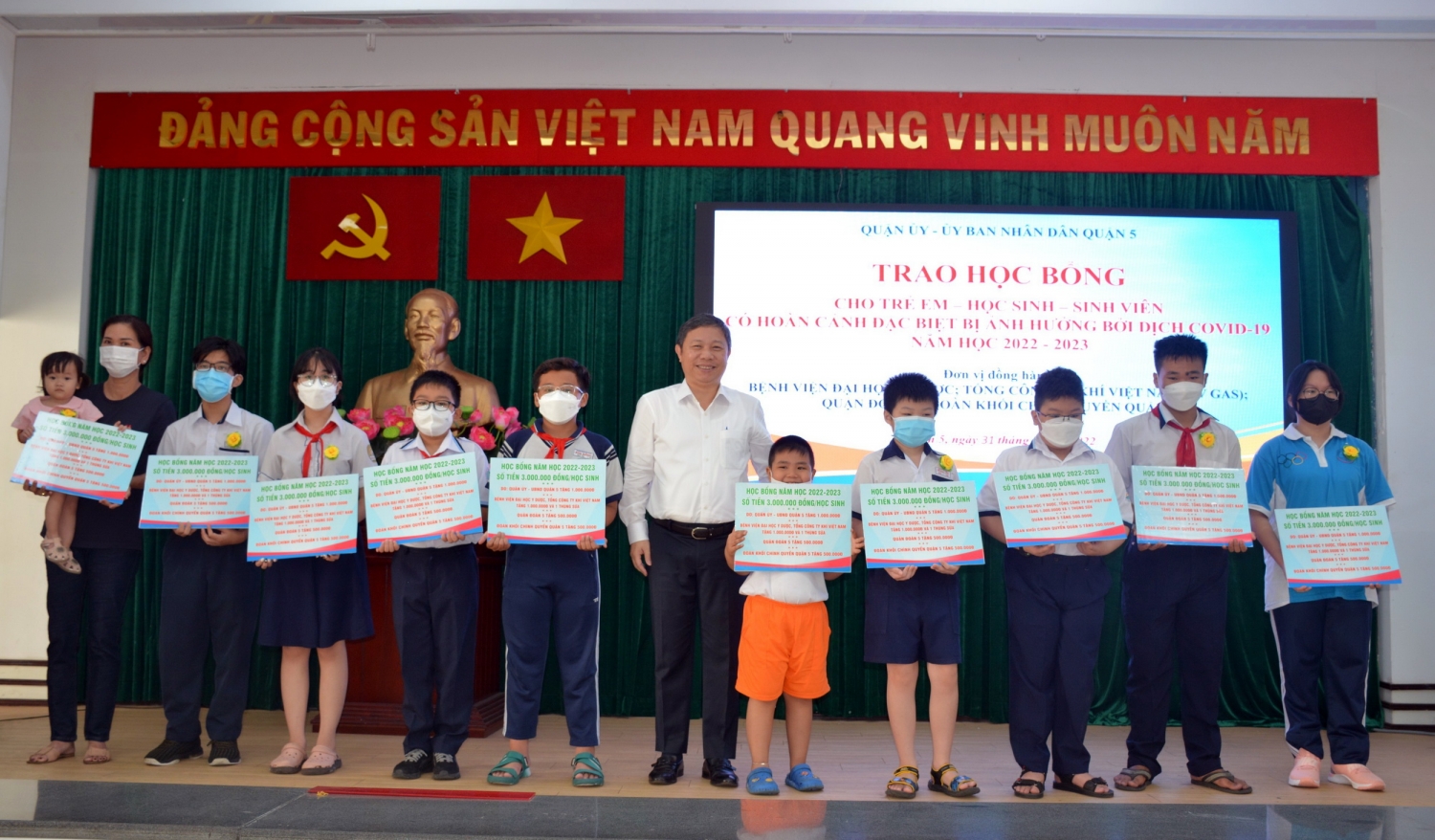 57 phần quà được gửi đến các trẻ em mồ côi vì đại dịch Covid-19 trên địa bàn Quận 5, đúng dịp chào mừng Năm học mới 2022-2023