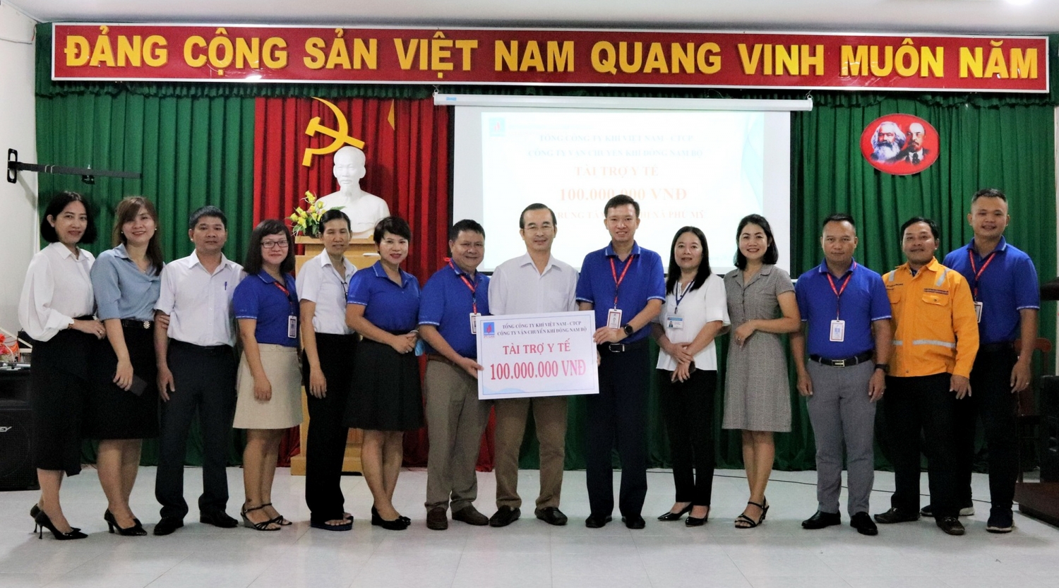 Trao tặng gói tài trợ y tế 