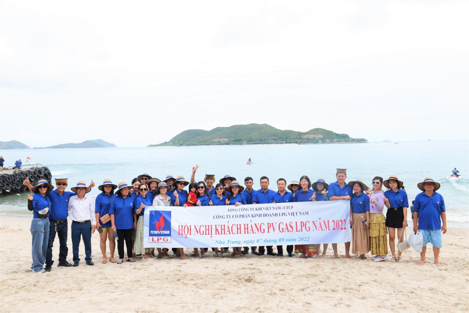 Đại biểu khách hàng thăm quan Vịnh Nha Trang 