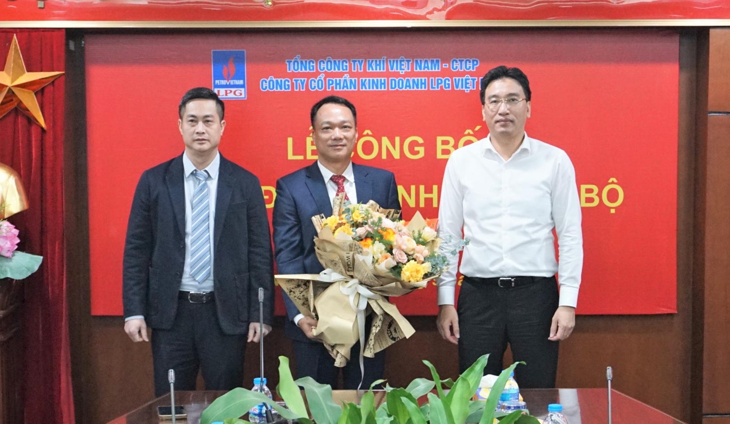 Ông Nguyễn Thanh Bình - Phó Tổng giám đốc PV GAS, Chủ tịch HĐQT PV GAS LPG và ông Nguyễn Hải Long - Giám đốc PV GAS LPG đã trao quyết định và tặng hoa chúc mừng ông Nguyễn Quang Huy - Phó giám đốc PV GAS LPG.