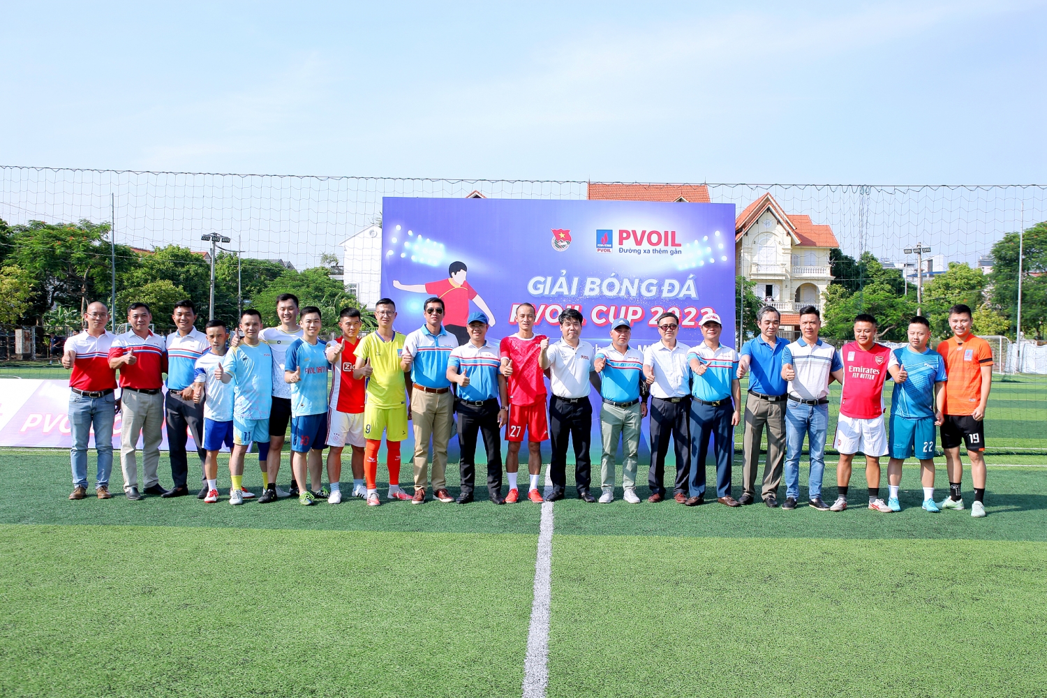Lãnh đạo Tổng công ty và Lãnh đạo các đơn vị chụp ảnh lưu niệm với đại diện các đội bóng