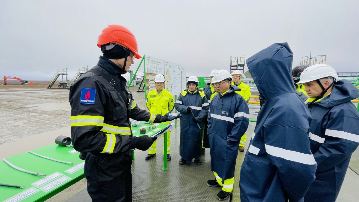 Tổng giám đốc Petrovietnam Lê Mạnh Hùng nghe báo cáo tại LD Rusvietpetro