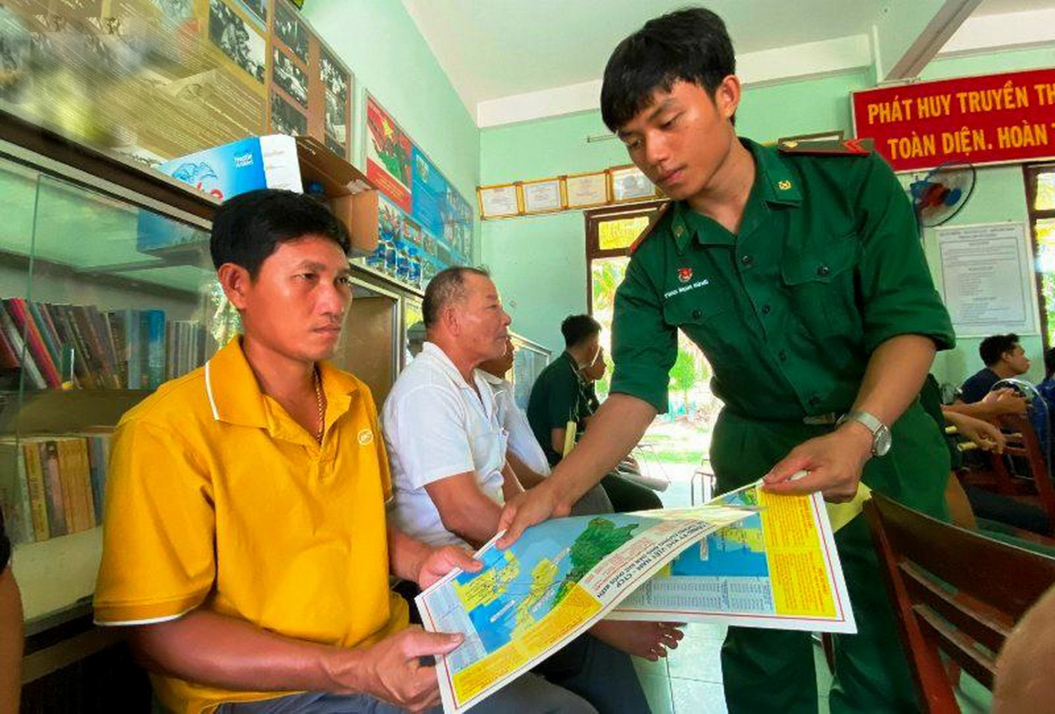 Phát tờ rơi hướng dẫn công tác phối hợp bảo vệ an ninh, an toàn   