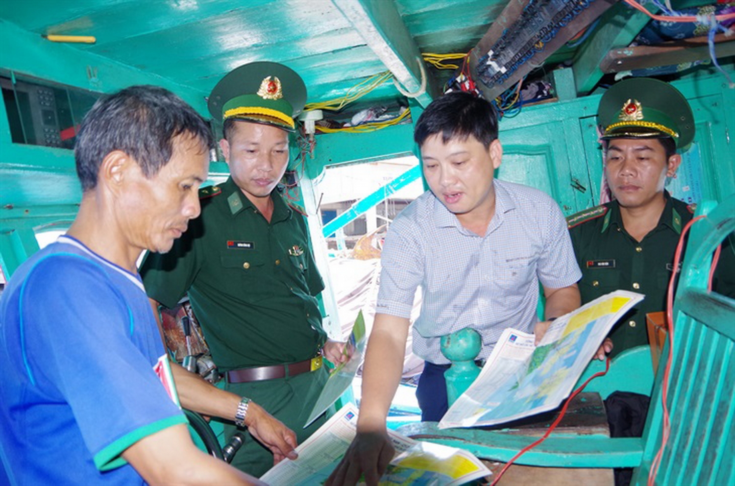 NCS phối hợp hướng dẫn thuyền trưởng, chủ phương tiện tiếp tục cài đặt tọa độ của hệ thống tuyến ống khí biển cho tàu cá