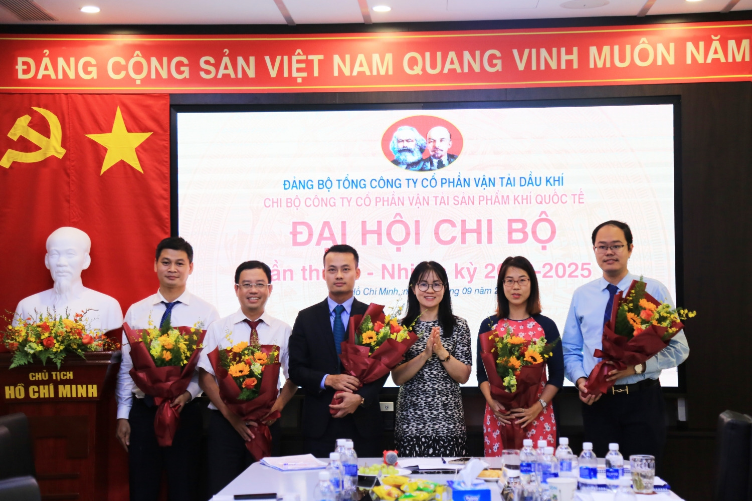 đại hội cũng đã bầu ra Chi Ủy chi bộ 