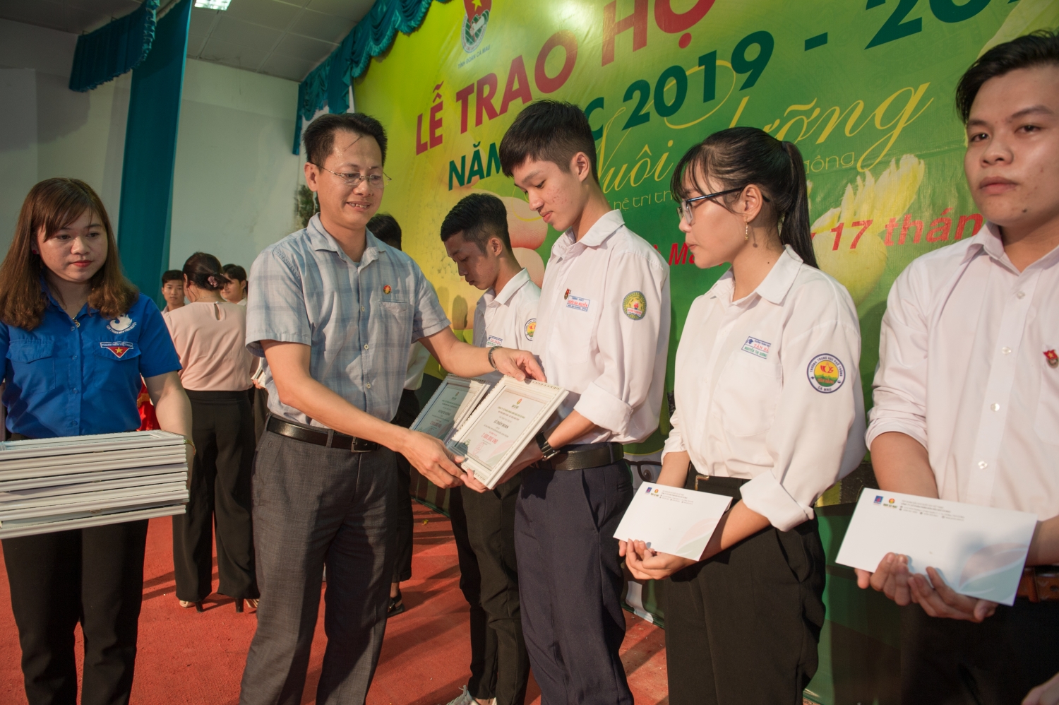 100 hoc sinh thpt duoc trao hoc bong dam ca mau hat ngoc mua vang nam hoc 2019 2020