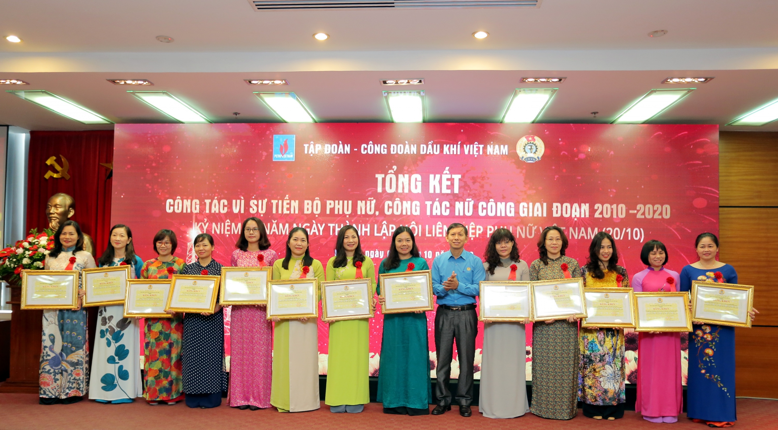 Ban nữ công PV GAS nhận khen thưởng 10 năm phong trào nữ công của Công đoàn DKVN 2940-kan-9401