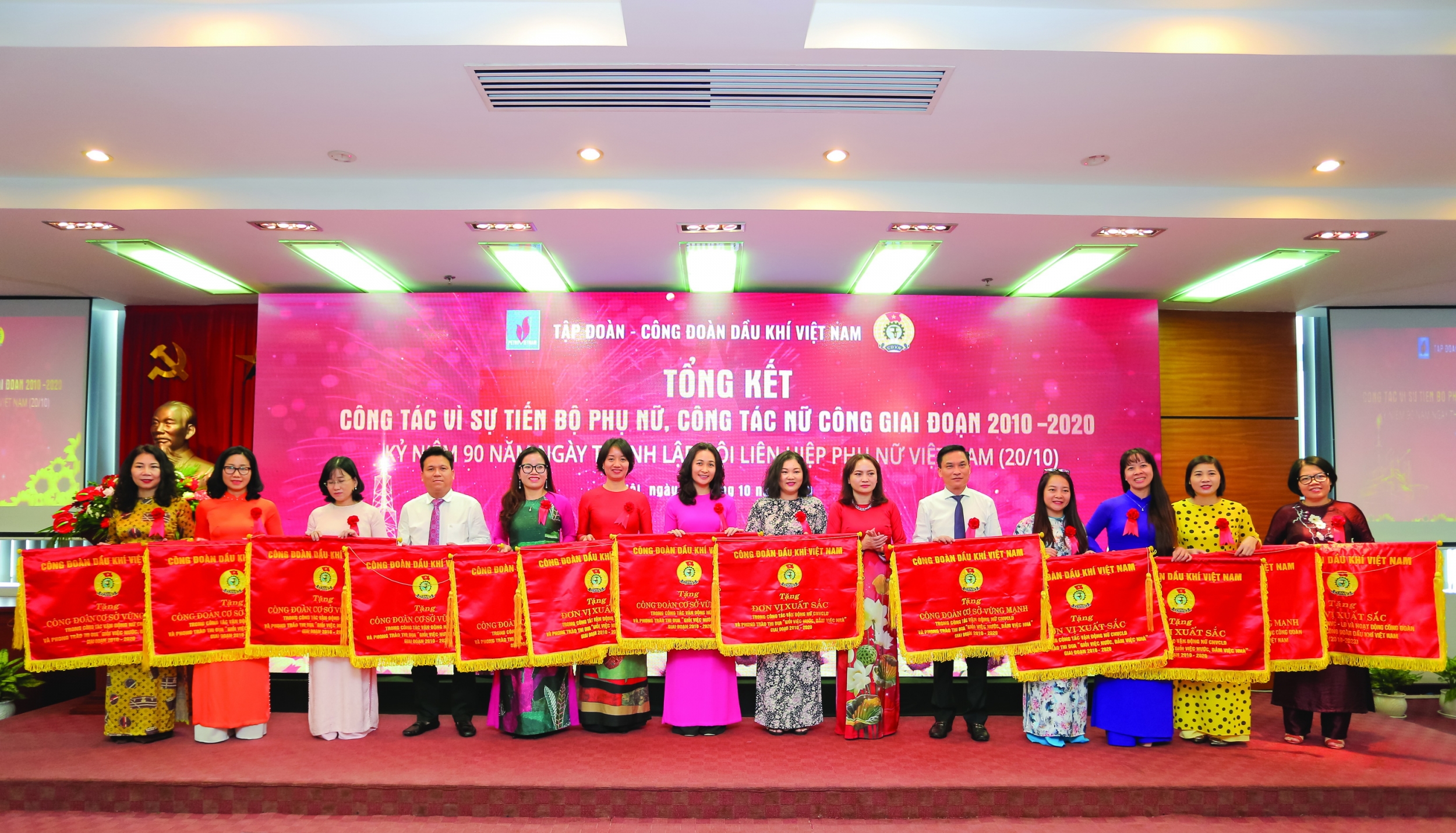 Ban nữ công PV GAS nhận khen thưởng 10 năm phong trào nữ công của Công đoàn DKVN 2946-khen-thuong