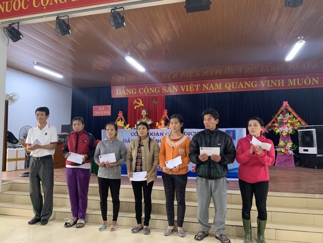 2455-qb-trao-qua-cho-ba-con-tai-thach-hoa