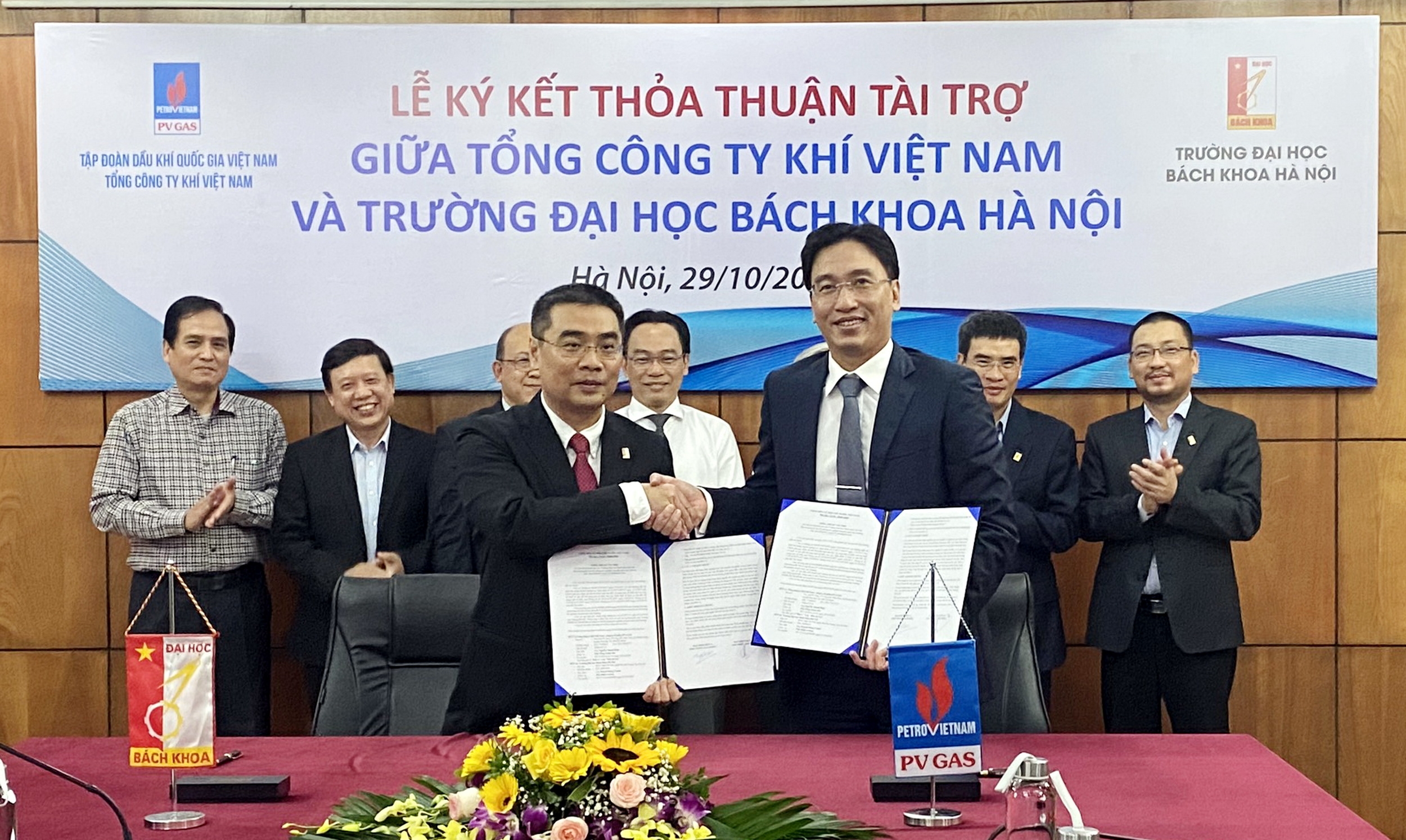 Nghi thức ký kết thỏa thuận tài trợ giữa PV GAS và trường Đại học Bách khoa Hà Nội 0130-dhbk-3