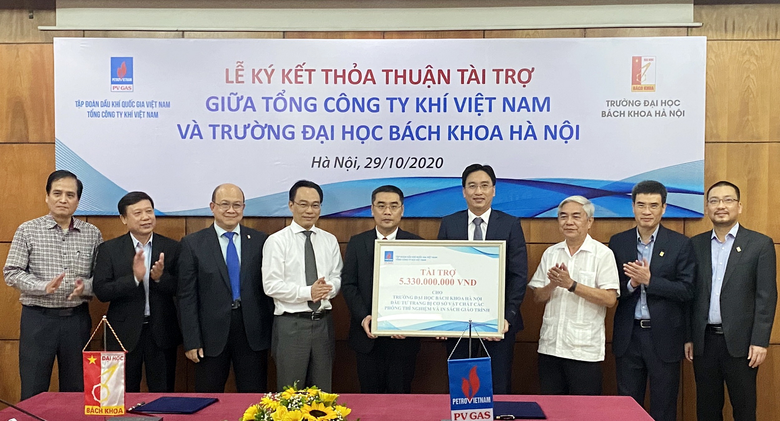 Trao biển chứng nhận tài trợ, phục vụ sự nghiệp đào tạo, phát triển nhân tài của trường Đại học Bách khoa Hà Nội 0135-dhbk-4