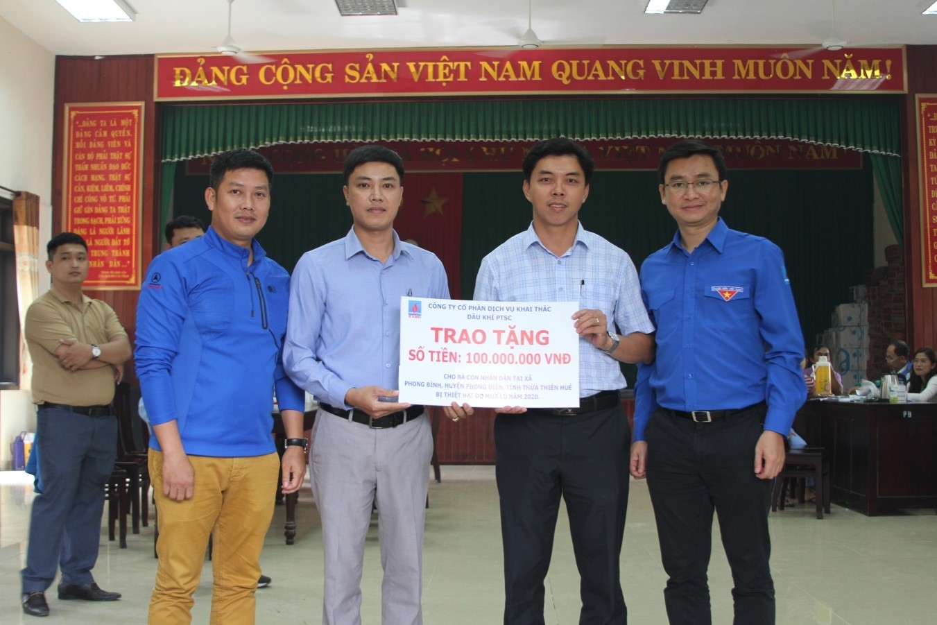 PPS trao tiền hỗ trợ đến các địa phương vũng lũ
