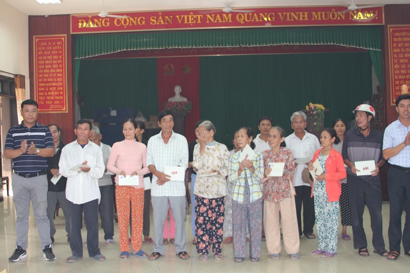 Trao hỗ trợ cho đồng bào miền Trung