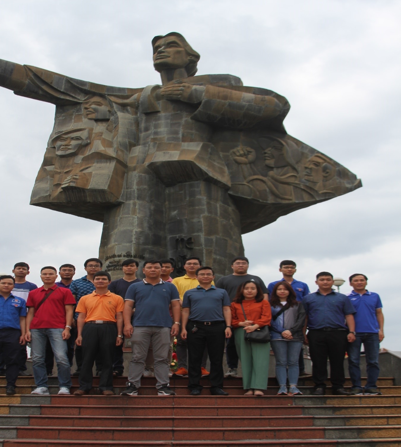 Đoàn đã dâng hoa, dâng hương tại đài tượng niệm mẹ Nhu 