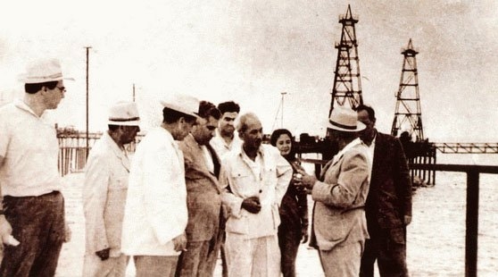 Bác Hồ thăm khu công nghiệp Dầu khí Bacu (Liên Xô cũ) năm 1959.