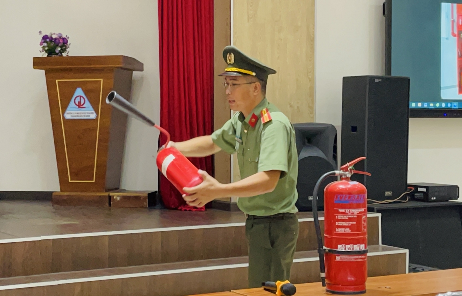 PETROSETCO tăng cường trang bị kiến thức, kỹ năng PCCC cho CBCNV