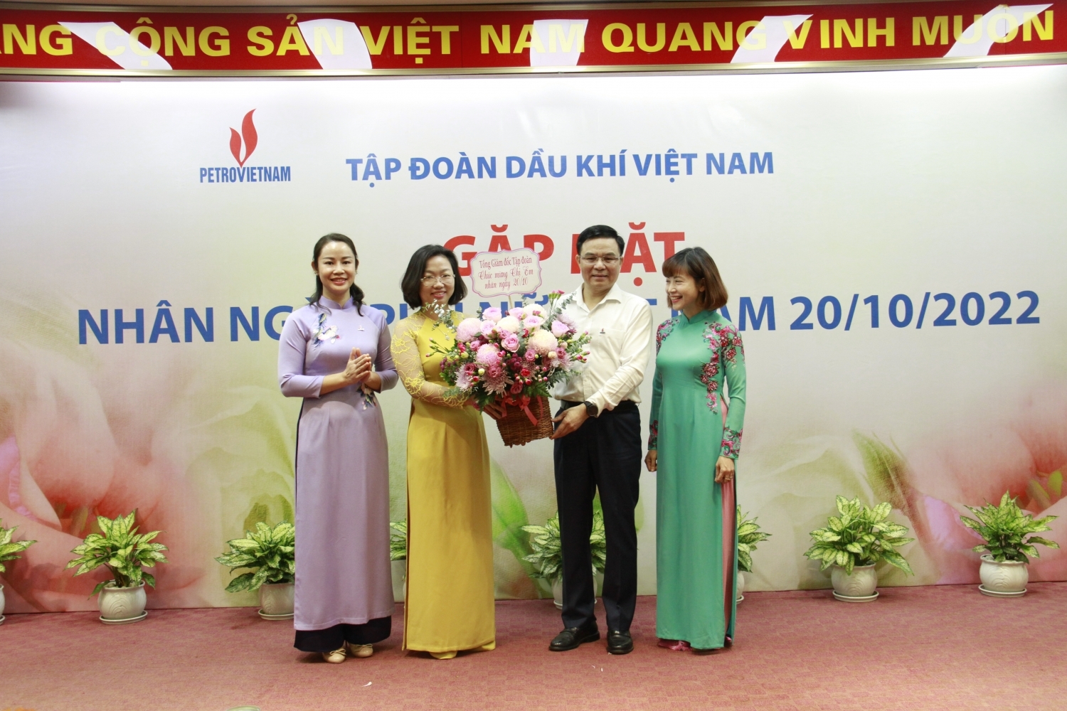 Tổng Giám đốc Petrovietnam Lê Mạnh Hùng chúc mừng các đồng chí đại diện Ban chấp hành Công đoàn Cơ quan Tập đoàn nhân dịp 20/10
