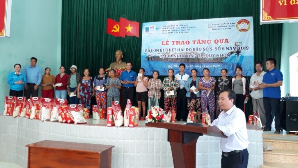 pps tham tang qua cho cac gia dinh bi thiet hai do bao o binh dinh