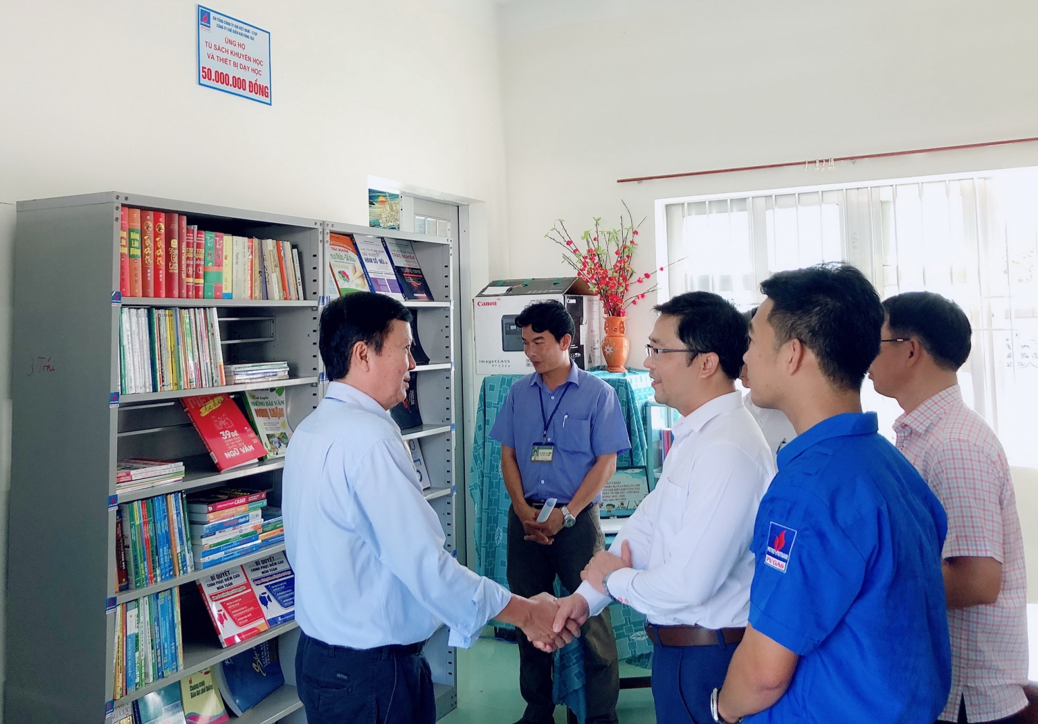 pv gas trao tang tu sach cho cac truong hoc