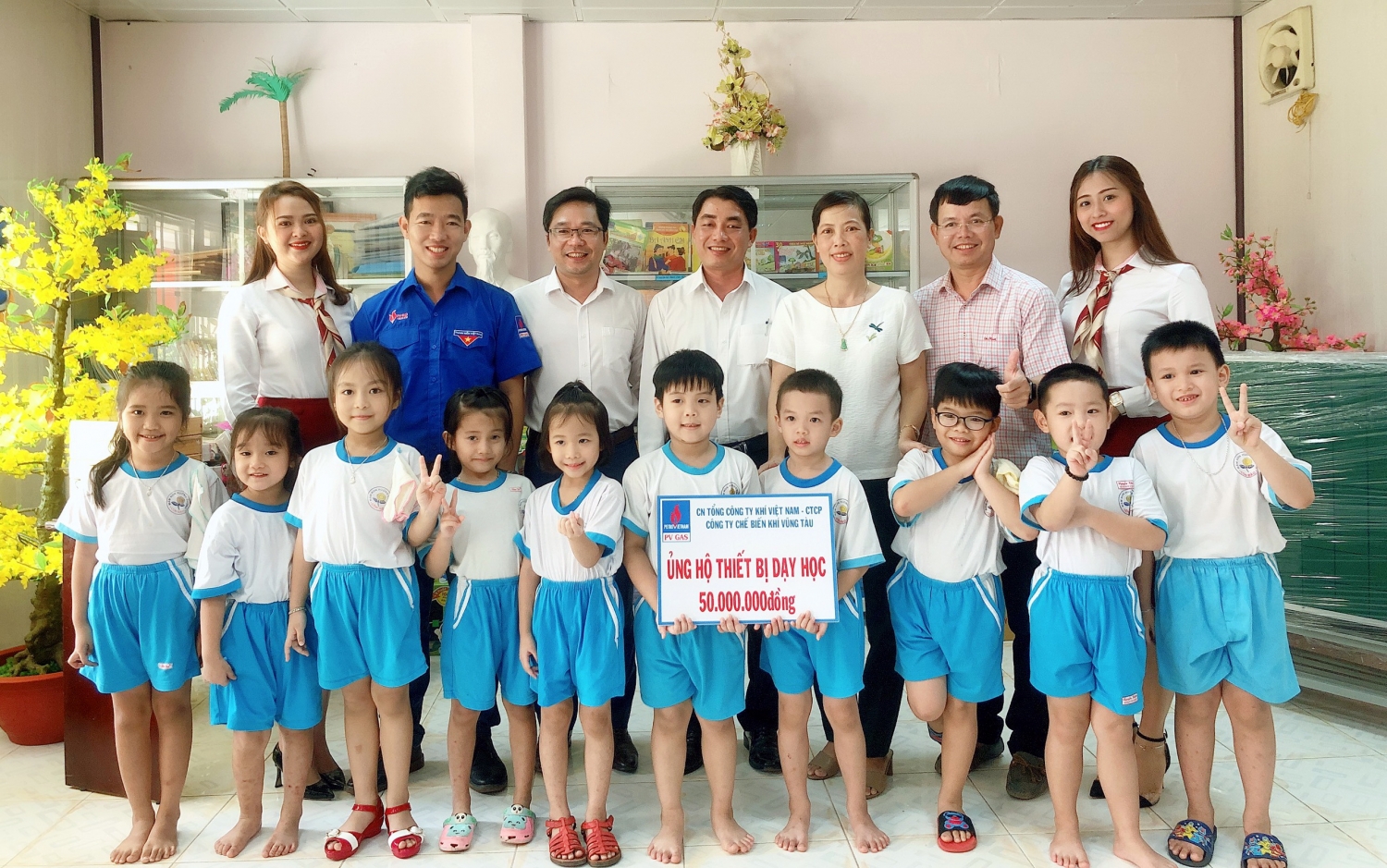 pv gas trao tang tu sach cho cac truong hoc