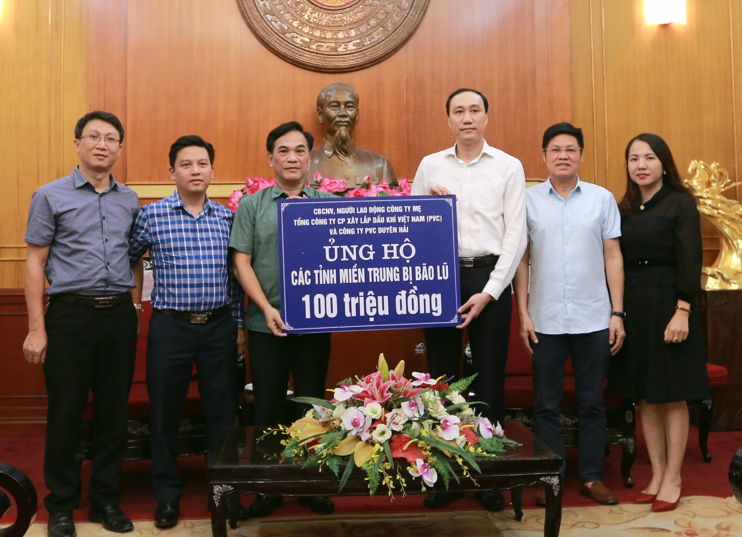 Lãnh đạo PVC trao 100 triệu đồng ủng hộ đồng bào miền Trung khắc phục hậu quả lũ lụt