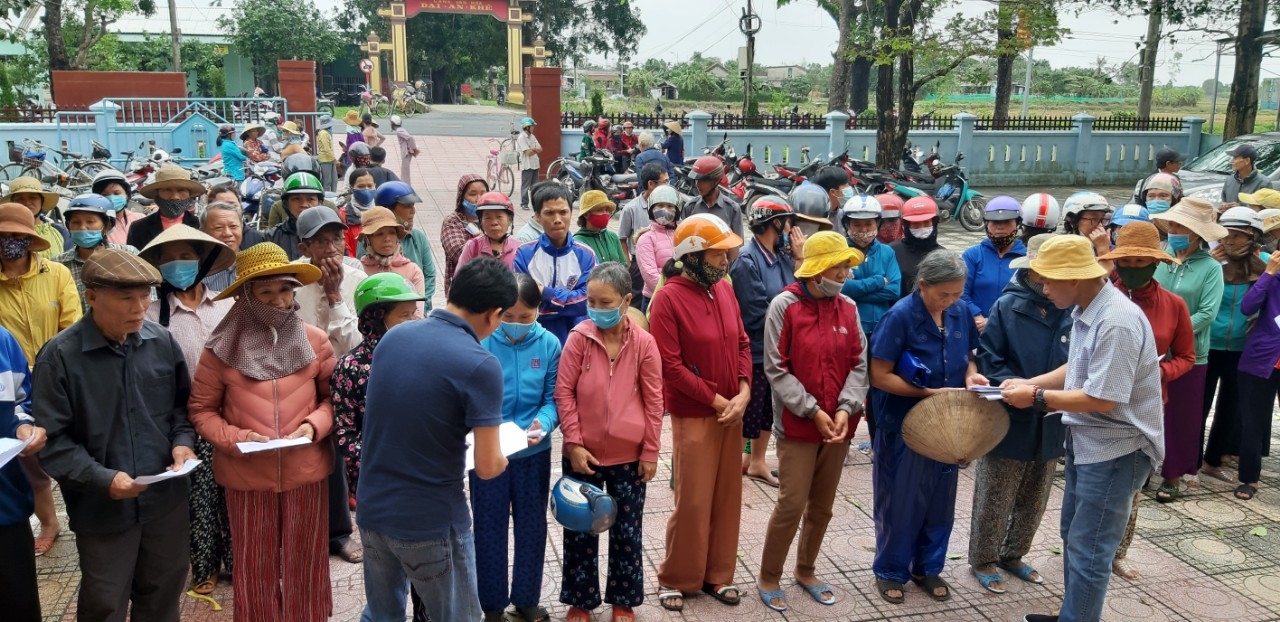 Bà con làng Đại An Khê, xã Hải Thượng, huyện Hải Lăng, tỉnh Quảng Trị nhận tấm lòng từ PV Drilling