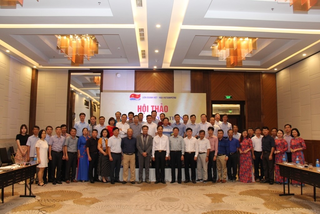 Các đại biểu dự Hội thảo chụp ảnh lưu niệm