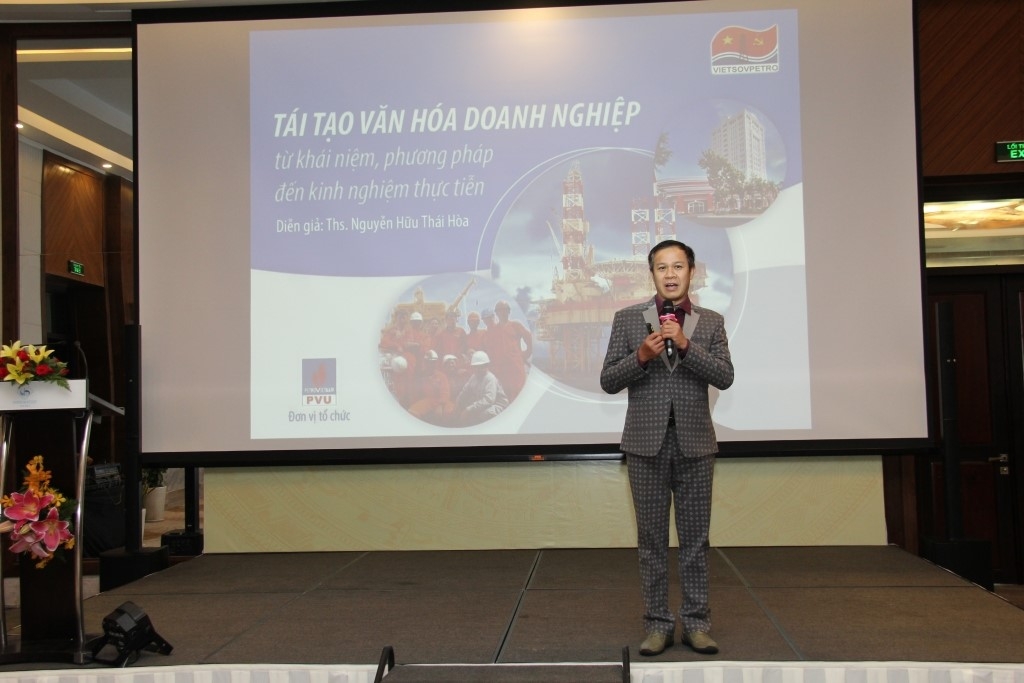 Thạc sỹ Nguyễn Hữu Thái Hòa – Giám đốc Trung tâm Khoa học tư duy, Bộ Khoa học Công nghệ, Phó chủ tịch Hội đồng khoa học của Viện Dầu khí Việt Nam truyền đạt chuyên đề tại Hội thảo