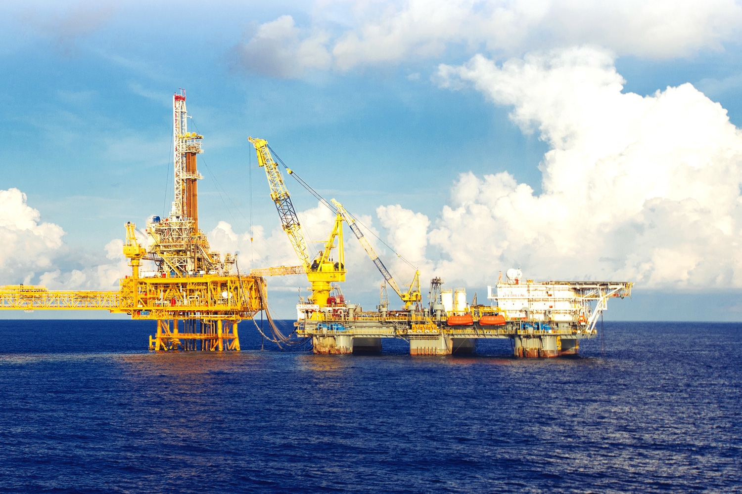 Giàn khoan tiếp trợ nửa nổi nửa chìm PV DRILLING V.