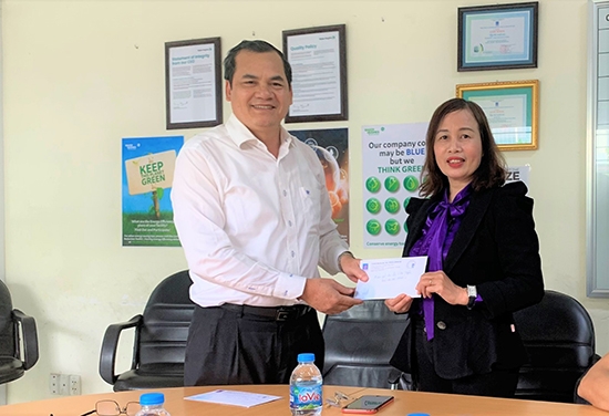 Chủ tịch Công đoàn PV Drilling Hồ Trọng Thoán trao tặng phần quà cho nữ người lao động Lê Thị Ngân –PVD Baker Hughes