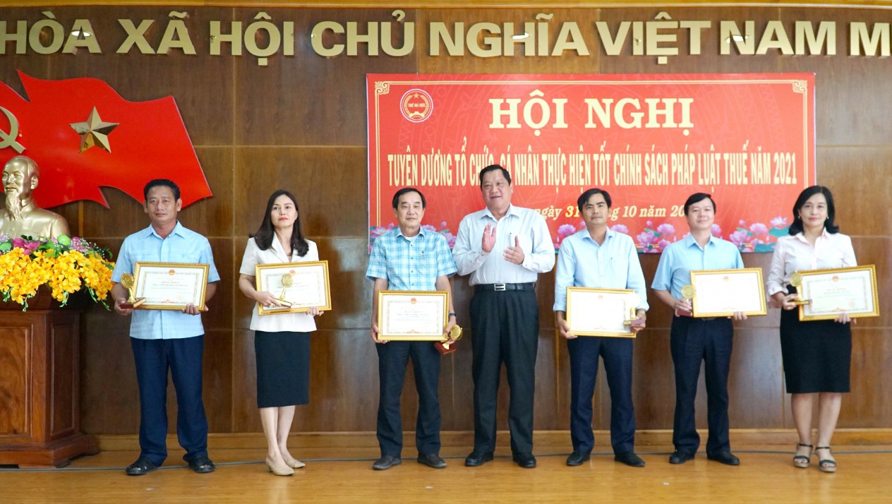 Tuyên dương các doanh nghiệp nộp thuế tiêu biểu năm 2021