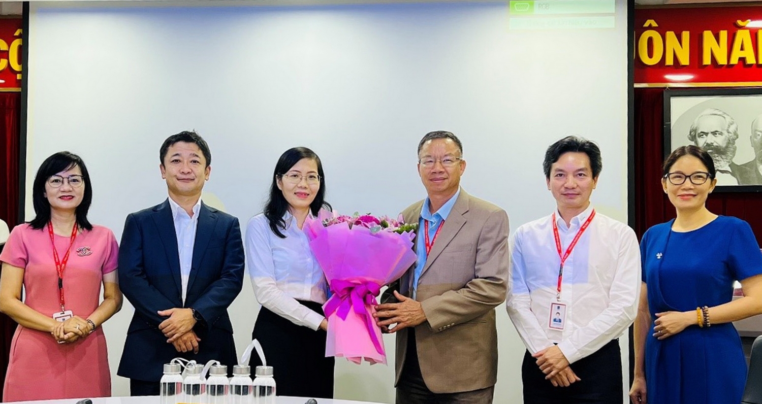 ng Trần Trung Chính - Chủ tịch HĐQT và ban lãnh đạo PV Gas D chúc mừng bà Trần Thị Hạnh Thục được bầu làm thành viên độc lập Hội đồng Quản trị PV Gas D nhiệm kỳ 2022 -2027  