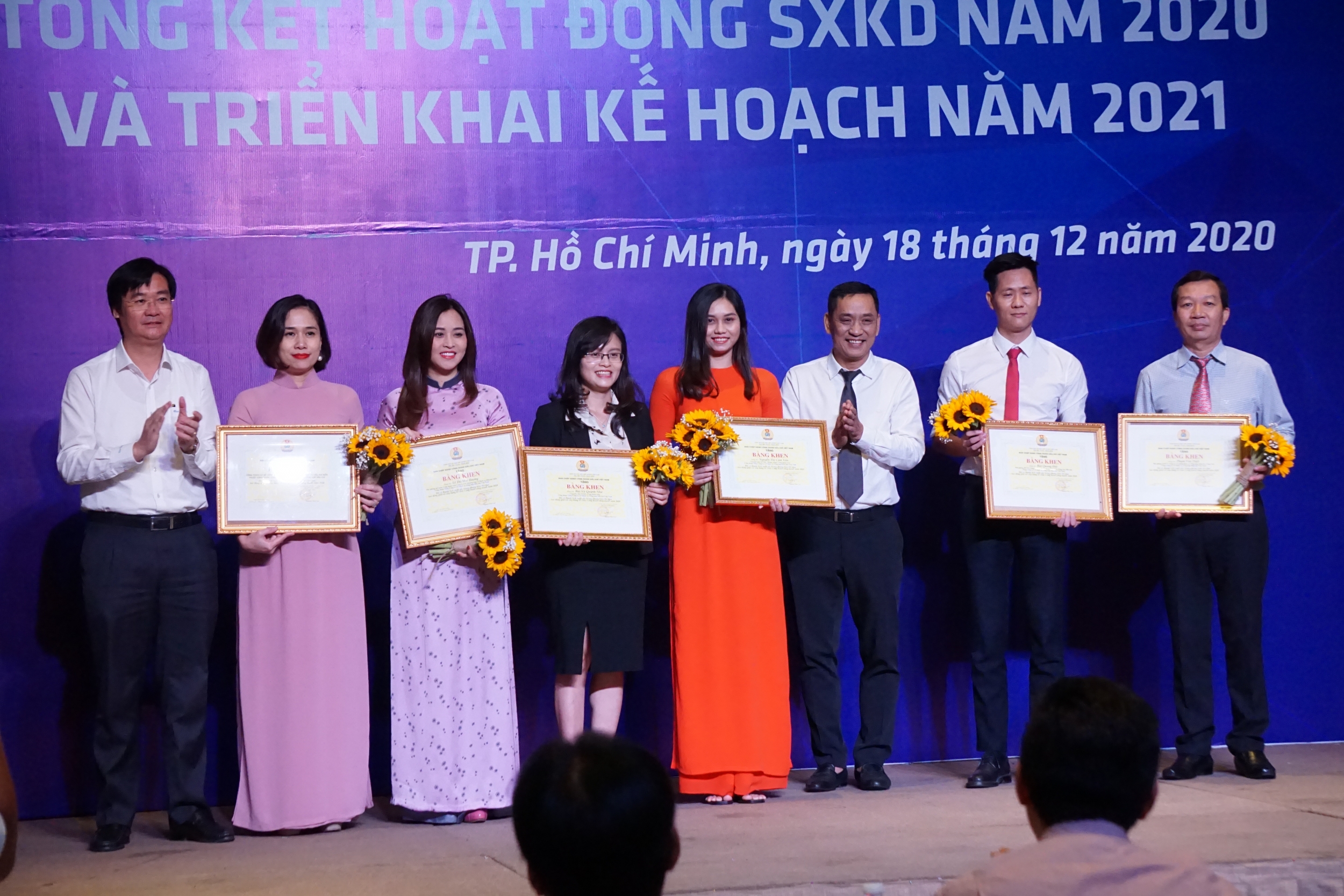 Trao bằng khen của Công đoàn Dầu khí Việt Nam cho các tập thể, cá nhân